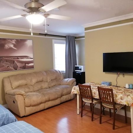 Three Kittens Guesthouse Бърнаби Екстериор снимка