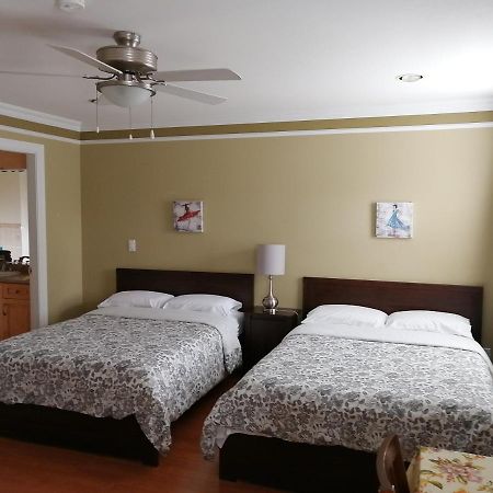 Three Kittens Guesthouse Бърнаби Екстериор снимка