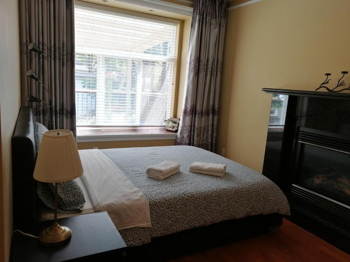 Three Kittens Guesthouse Бърнаби Екстериор снимка