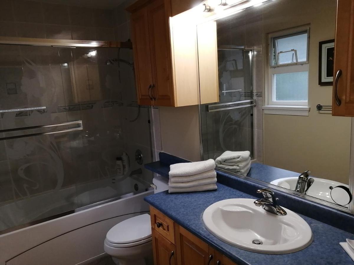 Three Kittens Guesthouse Бърнаби Екстериор снимка