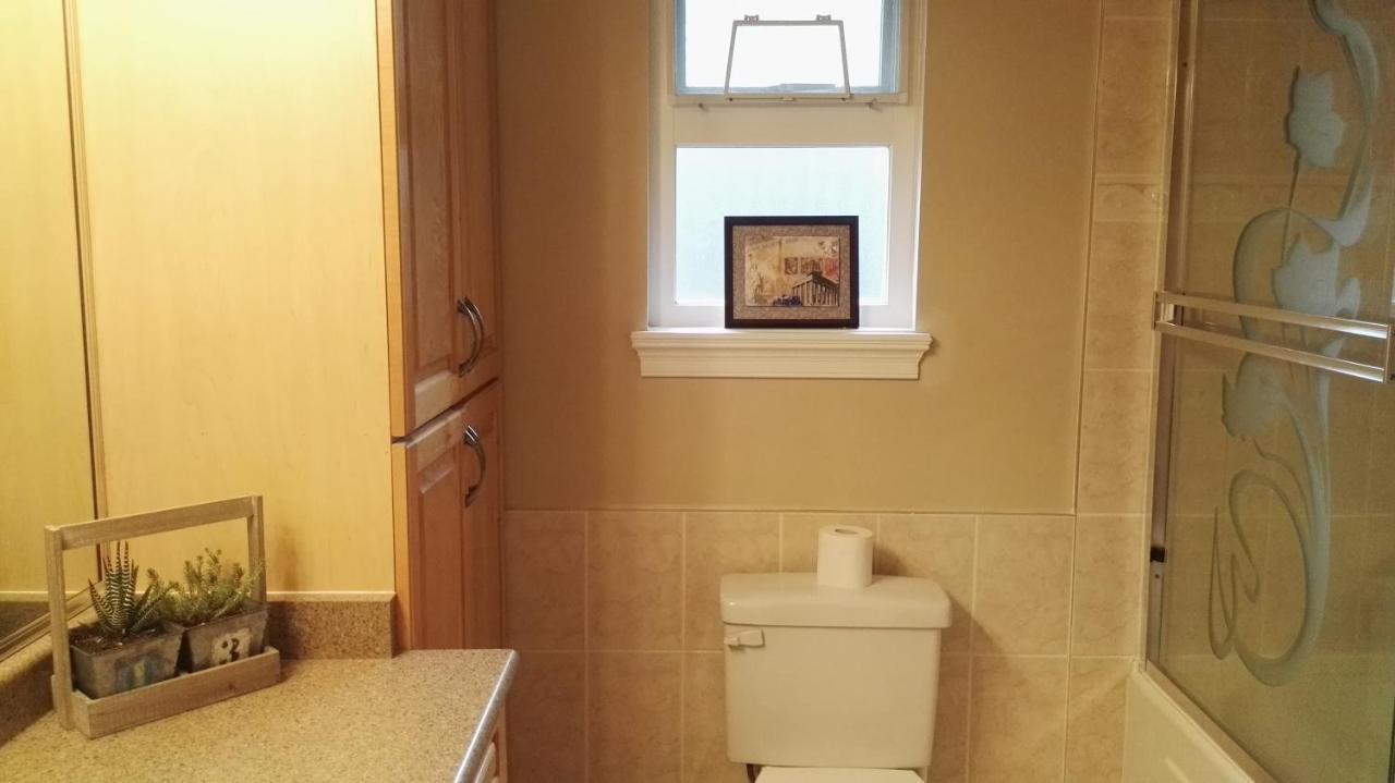Three Kittens Guesthouse Бърнаби Екстериор снимка