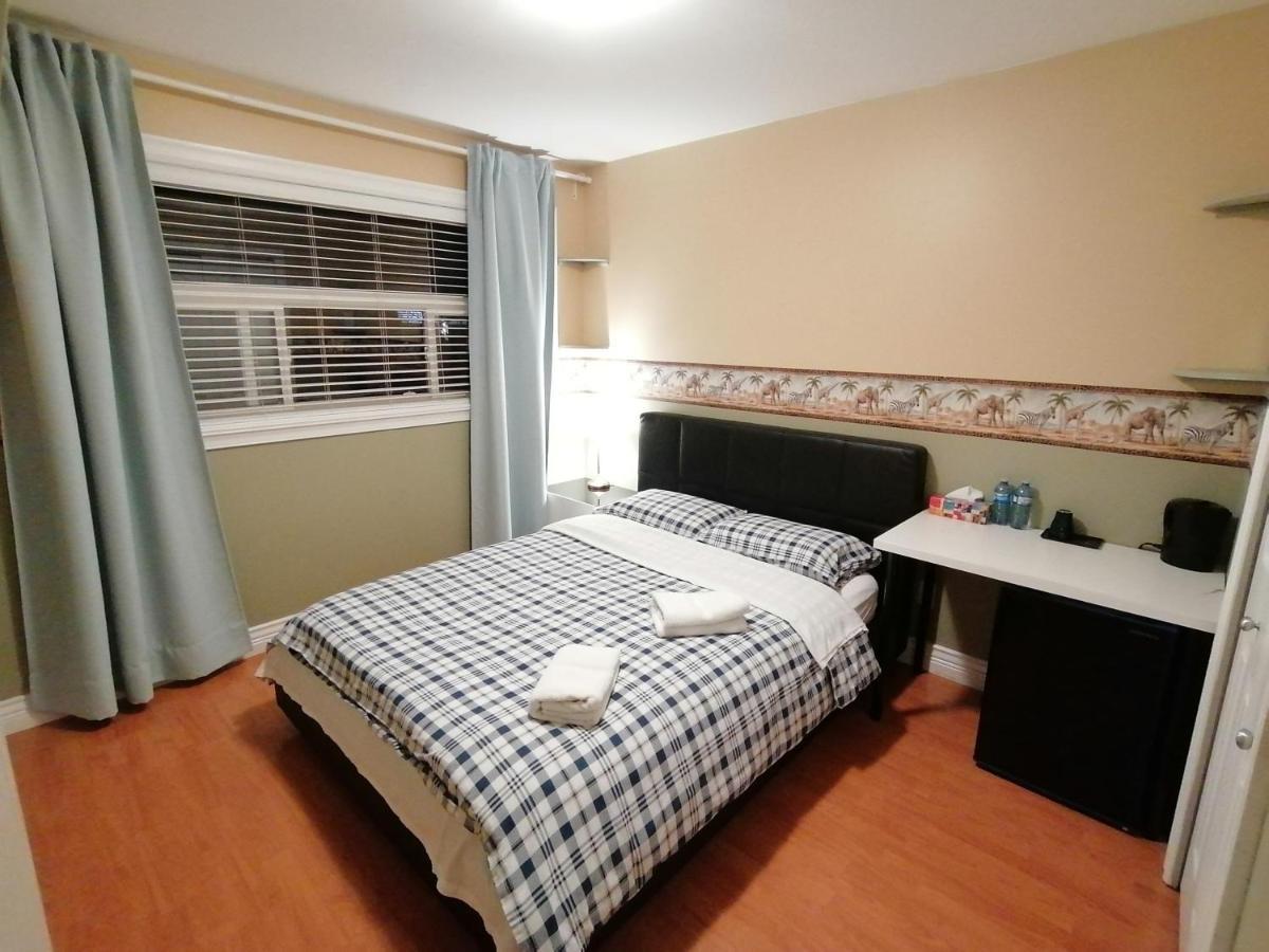 Three Kittens Guesthouse Бърнаби Екстериор снимка
