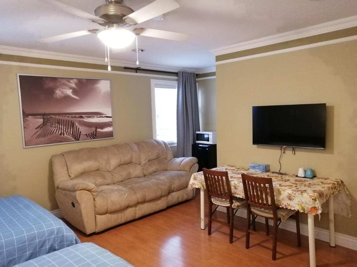 Three Kittens Guesthouse Бърнаби Екстериор снимка