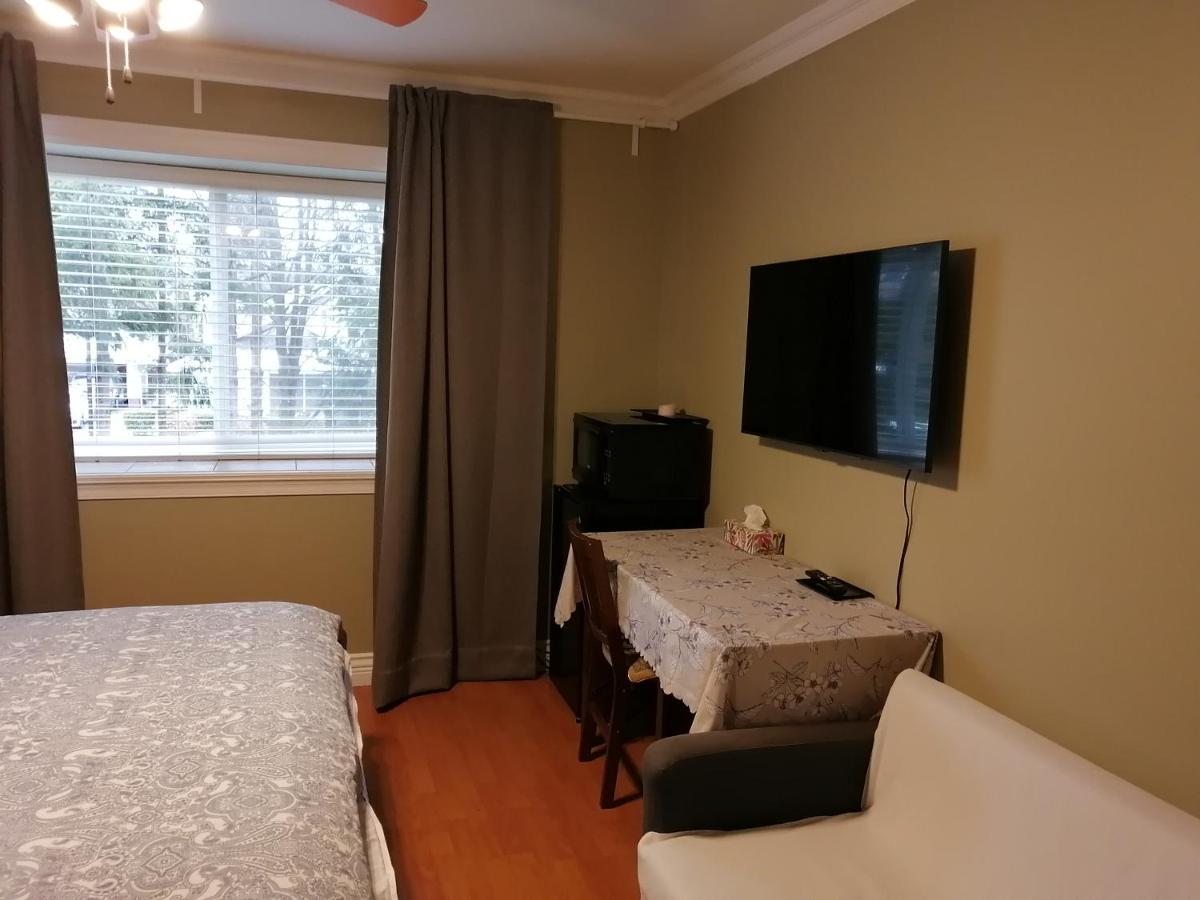 Three Kittens Guesthouse Бърнаби Екстериор снимка