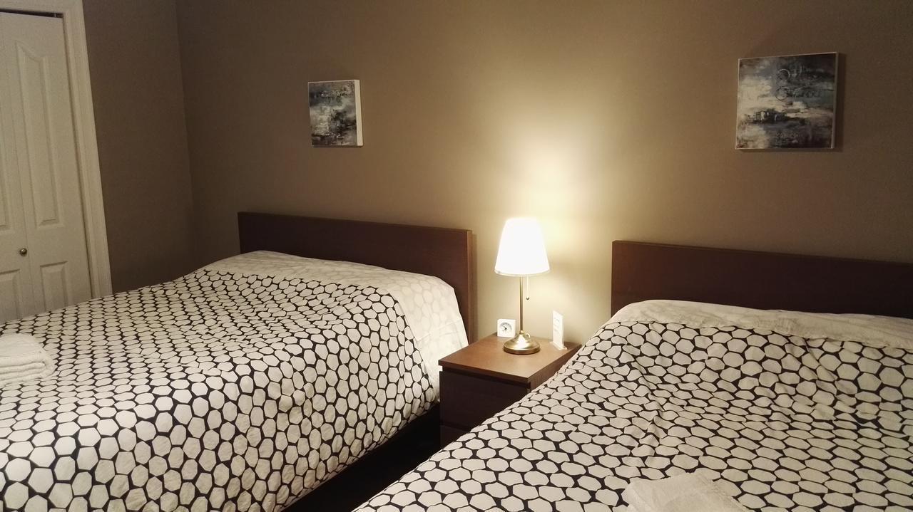 Three Kittens Guesthouse Бърнаби Екстериор снимка