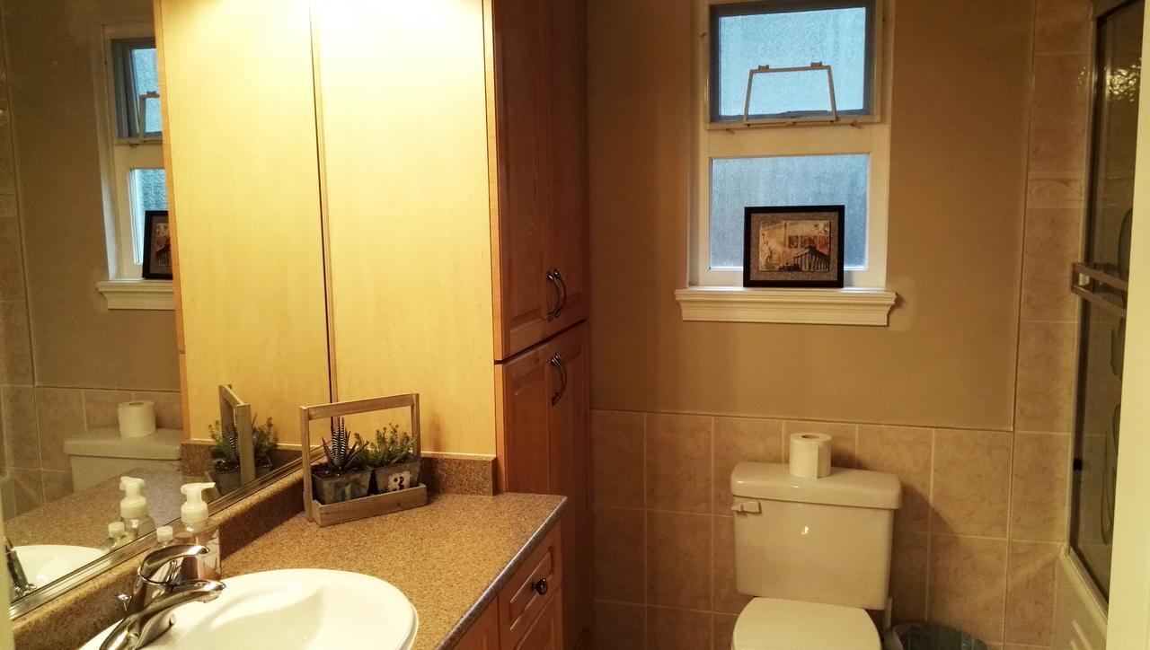 Three Kittens Guesthouse Бърнаби Екстериор снимка