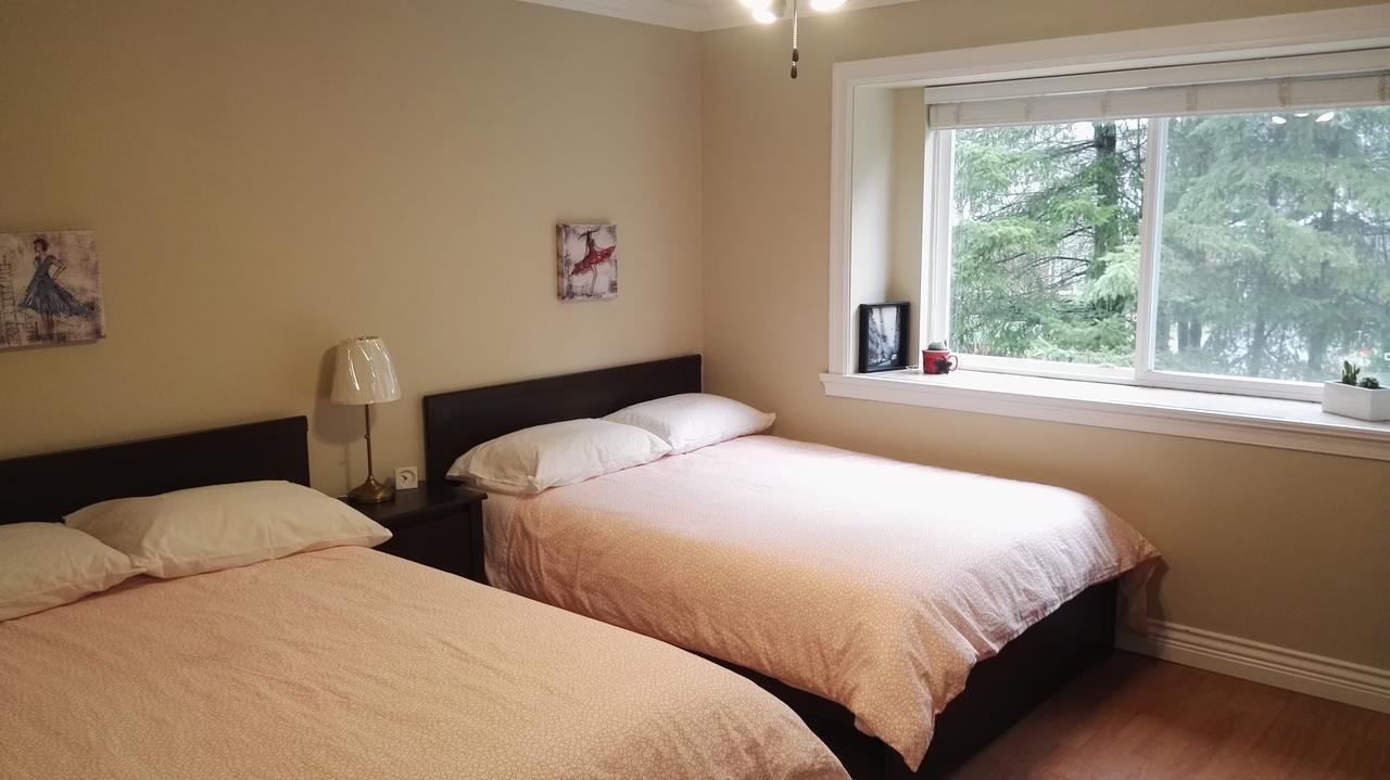 Three Kittens Guesthouse Бърнаби Екстериор снимка