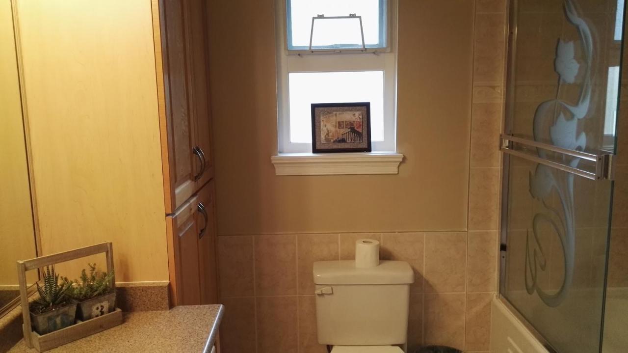Three Kittens Guesthouse Бърнаби Екстериор снимка