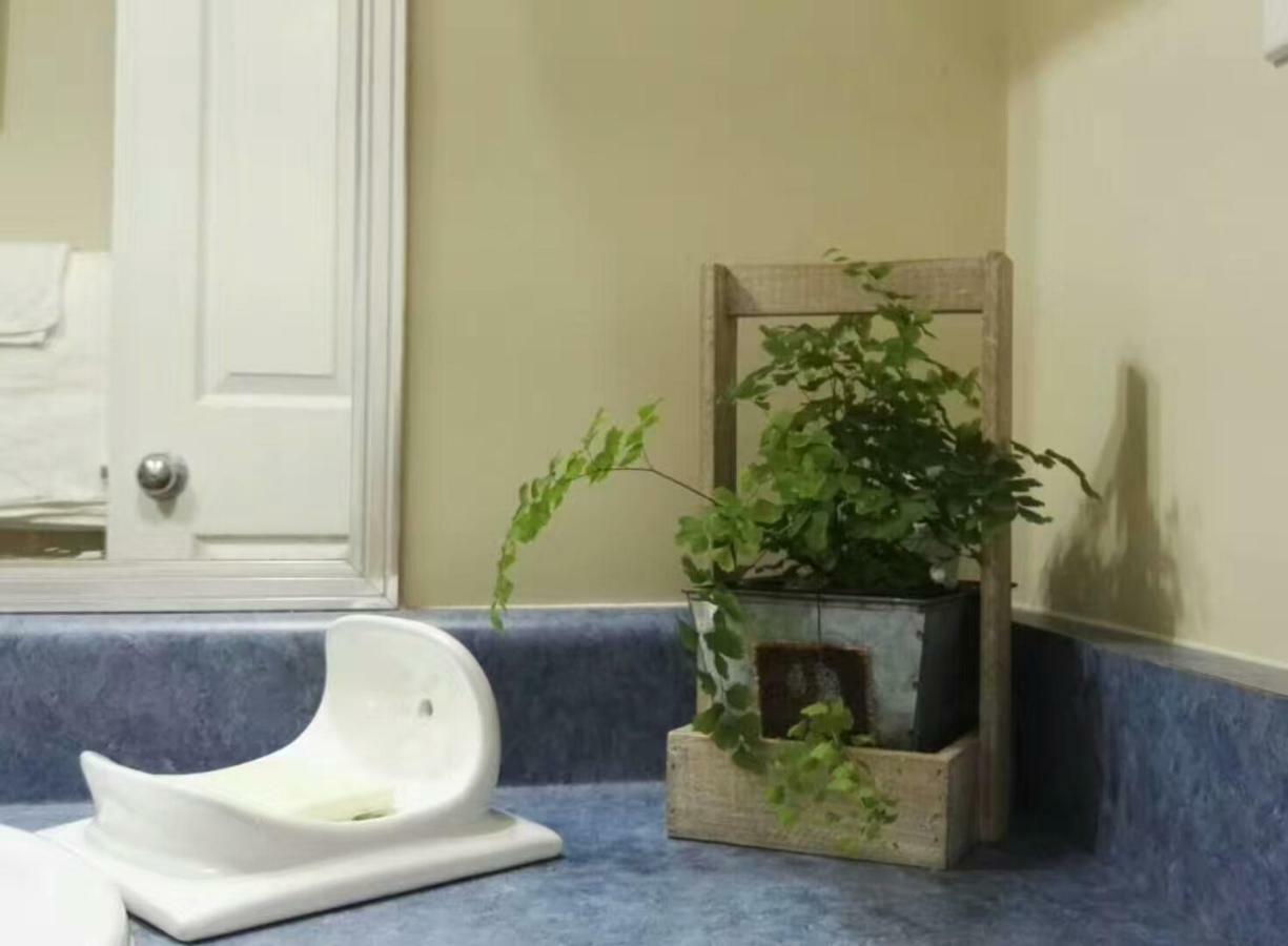 Three Kittens Guesthouse Бърнаби Екстериор снимка